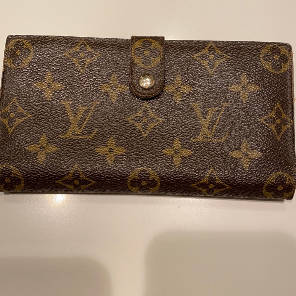 Louis Vuitton wallet size 7” x 3 3/4” excellent condition!